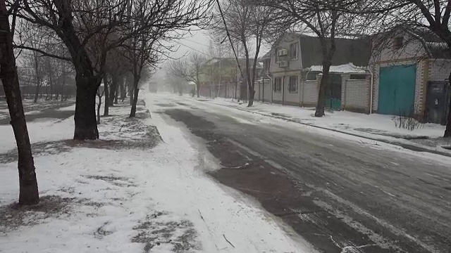 暴风雪来了。在冬天拍摄。视频素材