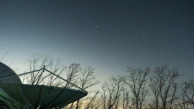 韩国华川光德山的夜空和星星的轨迹视频素材