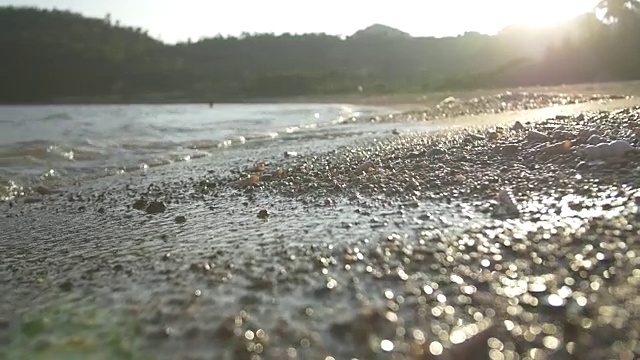 海浪冲击着海滩视频下载