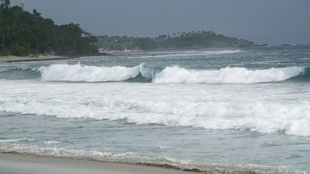 海浪拍打着阴云密布的海岸线视频下载