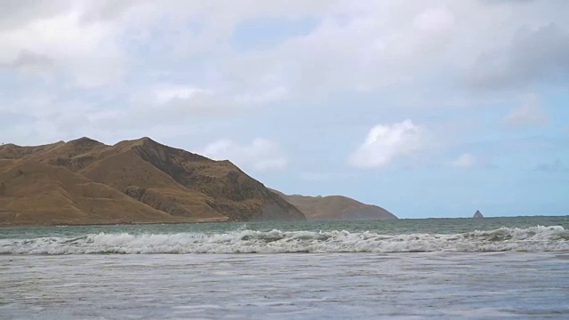 海浪冲击着海滩视频下载