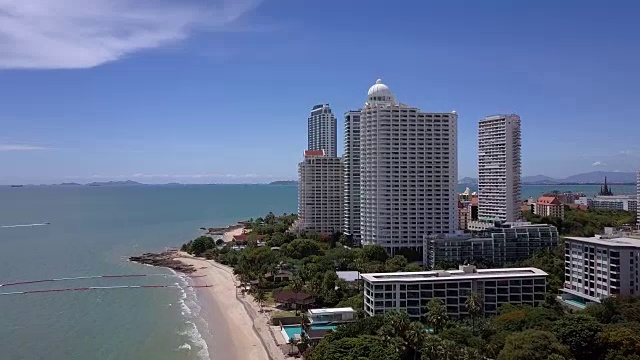 阳光明媚的海景，蓝天碧海。海岸线全景航拍。视频素材