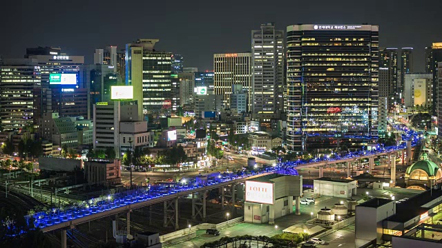 韩国首尔，Seoullo7017(步行道)首尔站夜景视频素材