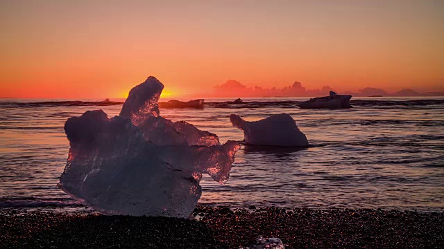 漂浮在冰岛Jokulsarlon泻湖海滩上的冰山视频素材