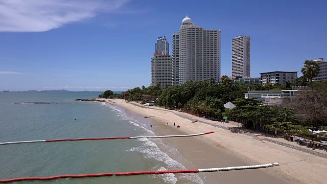 海岸线上的摩天大楼。阳光明媚的海景，蓝天碧海。海岸线全景航拍。视频素材