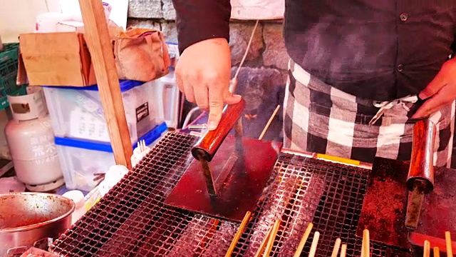 在日本，传统的日本街头食物是在热板上烧烤。视频下载