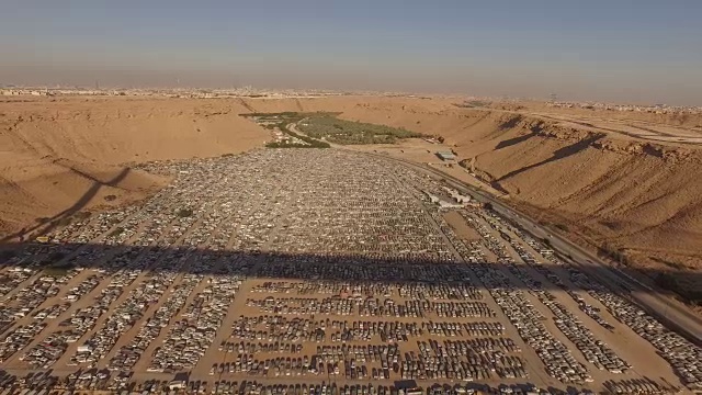 沙特阿拉伯利雅得的汽车墓地视频素材