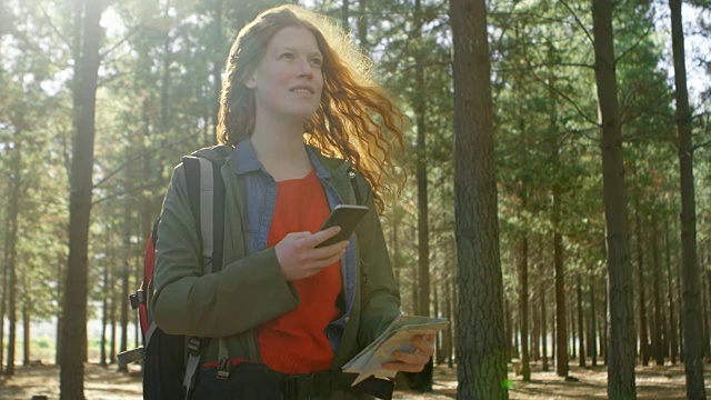 在森林里用手机的女人视频素材