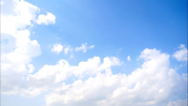 4K时间流逝美丽的白云在蓝天上移动视频素材
