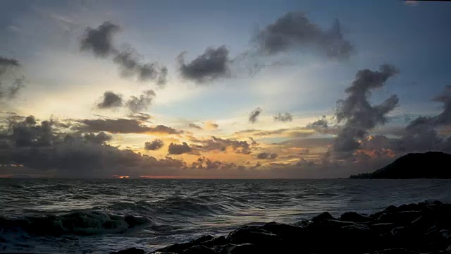 夏天，海浪把海水冲到岩石滩上。近距离观察海浪拍打海滩，计时圈视频素材