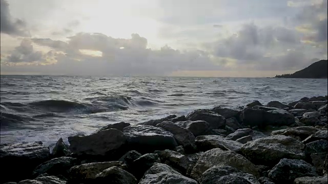 夏天，海浪把海水冲到岩石滩上。近距离观察海浪拍打海滩，计时圈视频素材