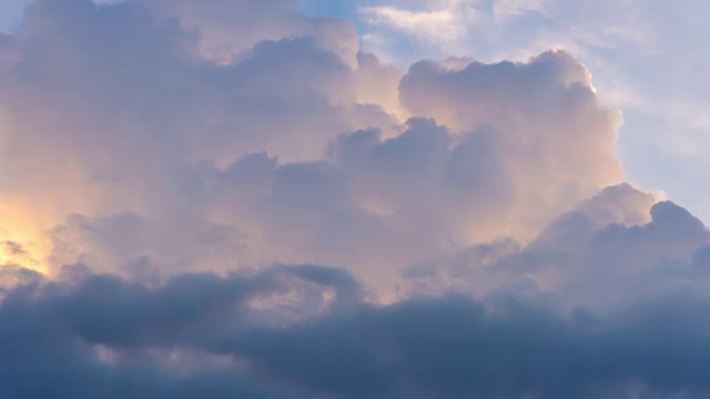 时间流逝戏剧性的自然天空与雨前乌云的背景视频下载