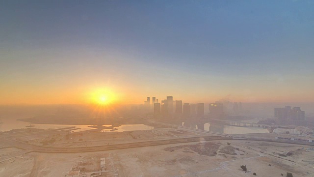 阿布扎比城市的天际线与日出的时间流逝视频素材