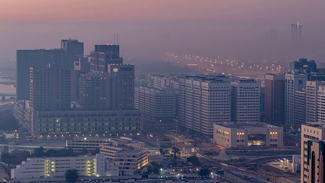 阿布扎比城市天际线与摩天大楼日出前从夜晚到白天的时间流逝视频素材