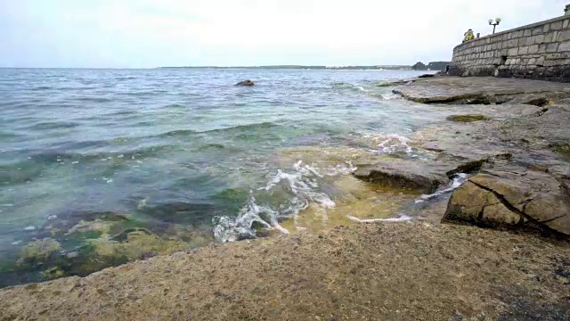 宁静的景色，美丽，清澈，蓝色，夏季亚得里亚海和周围的岩石。视频素材