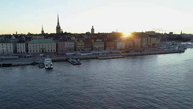 鸟瞰图，斯德哥尔摩的日落。Gamla Stan，古老的城镇。视频素材