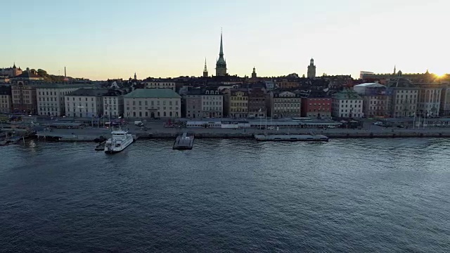 鸟瞰图，斯德哥尔摩的日落。Gamla Stan，古老的城镇。视频素材