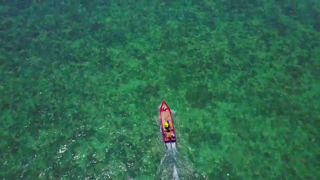 在海上的渔船上空飞行视频素材