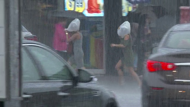 人们在暴雨中寻找遮蔽物视频素材