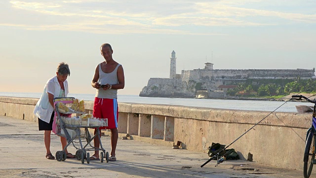 古巴哈瓦那，El Malecon:一名男子从流动小贩手中购买食物视频素材