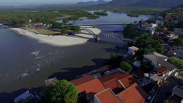 海滩和天堂般的地方，世界各地美妙的海滩，马拉巴亚海滩的雷斯廷加，巴西里约热内卢视频素材