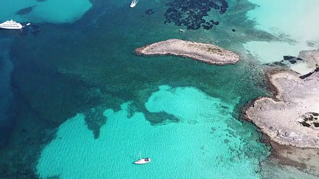 令人惊叹的无人机空中景观迷人的海滩Es Trencs。它赢得了马略卡岛加勒比海滩的美誉。西班牙视频素材