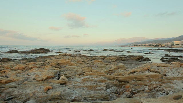 石质海岸的背景是一片如画的海景。野生石海滩视频素材