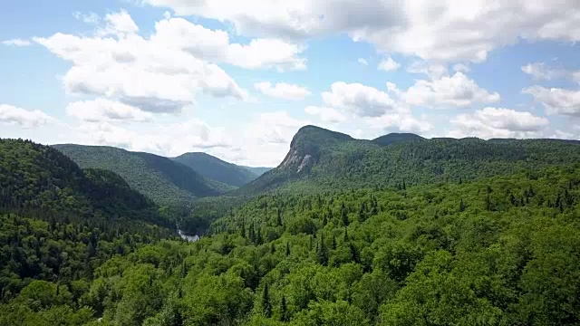 夏季北方自然森林和山地鸟瞰图视频素材