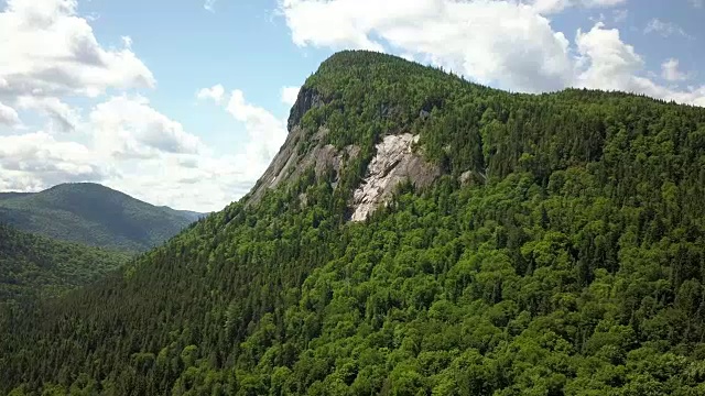 夏季北方自然森林和山地鸟瞰图视频素材