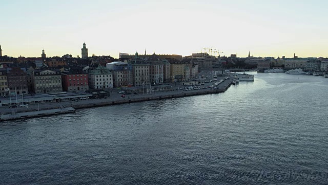 鸟瞰图，斯德哥尔摩的日落。Gamla Stan，古老的城镇。视频素材