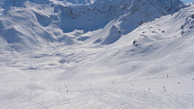 在滑雪胜地的山上滑雪坡附近的运动视频素材