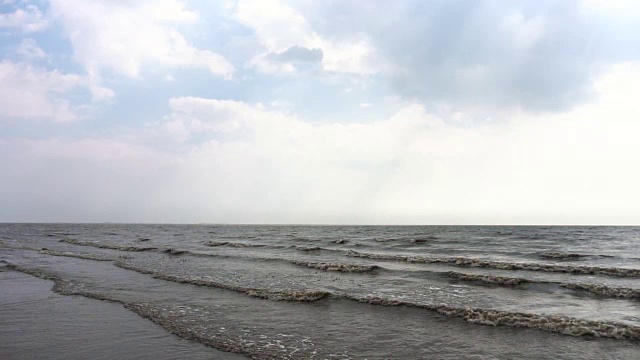 海边的全景与海浪和多云的天空背景。多云的暴风雨的大海和波浪在缓慢的运动。海云。视频视频素材