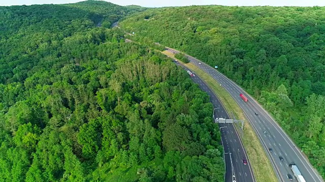 新泽西州特拉华水峡附近的克里斯托弗·哥伦布高速公路的空中风景。视频素材