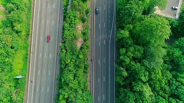 这是位于新泽西州特拉华水口附近的克里斯托弗哥伦布高速公路附近的停车场的鸟瞰图。视频素材