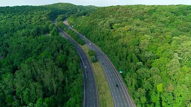 新泽西州克里斯托弗·哥伦布高速公路的空中风景，特拉华水峡附近。视频素材