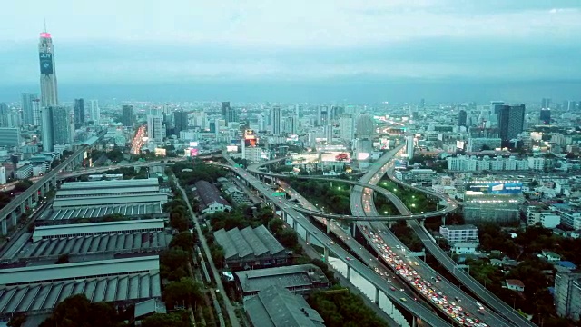 日落时的空中城市景观视频素材