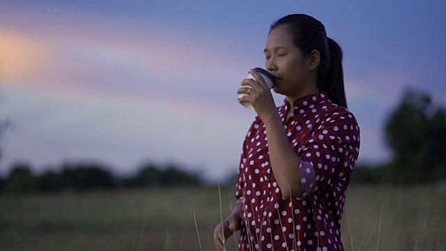 慢镜头，亚洲女人在早上喝热咖啡。视频素材