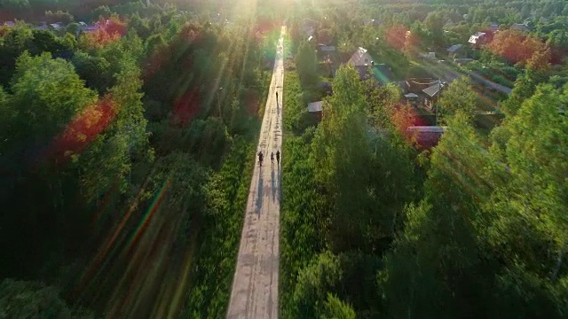 村里的路。汽车沿着树木和房屋之间的道路行驶。视频素材