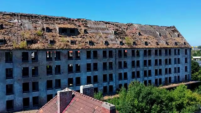 慢慢地飞向旧的废弃和毁坏的工业建筑，鸟瞰图视频下载