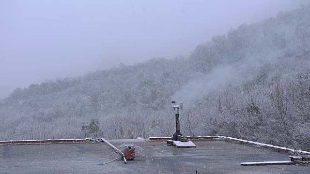 冬天下雪的时候，烟会从屋顶的管子里冒出来。视频素材