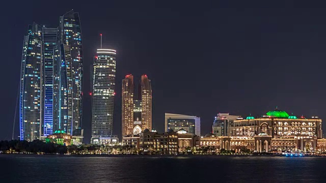 阿布扎比夜间的摩天大楼与阿提哈德大厦(Etihad Towers)的时间间隔视频素材