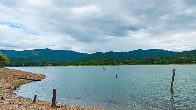 有热带山脉和蓝天的宁静湖泊视频素材