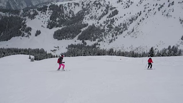 在冬季假期进行高山速降滑雪的滑雪者视频素材