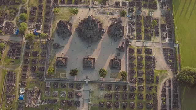 9世纪日落时的普兰巴南寺庙鸟瞰图，这是联合国教科文组织遗址，日惹，印度尼西亚视频素材