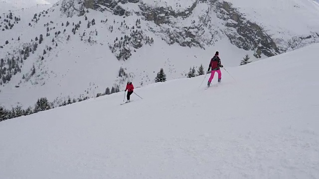 靠近滑雪者的运动，他们在难度高的山坡上滑雪视频素材