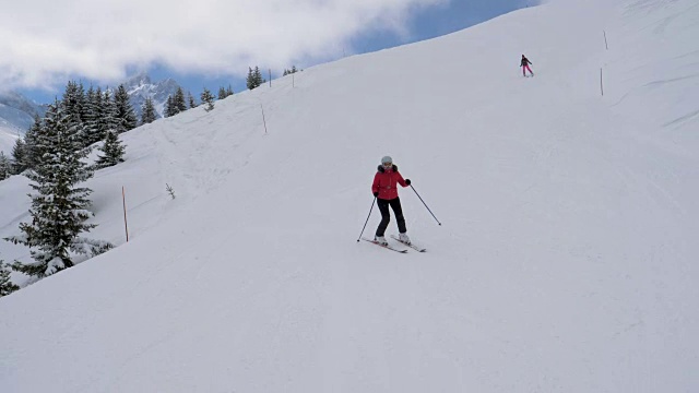 在冬季滑雪场难度高的高山下坡滑雪的滑雪者视频素材