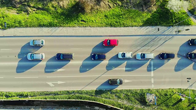 一个繁忙的街道交通堵塞道路的全景航拍镜头。视频素材