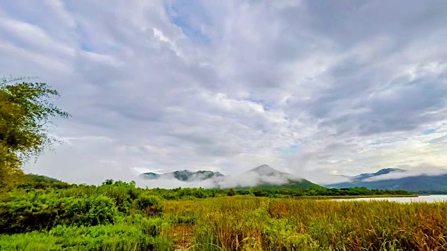 云和雾在山上移动的视频视频素材