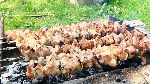 煮肉的过程。烧烤午餐。开胃的羊肉串外视频素材