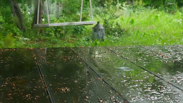 雨滴滴在木地板上。视频素材